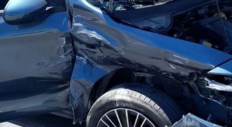 Edremit'te 2 otomobilin çarpıştığı kazada 4 kişi yaralandı