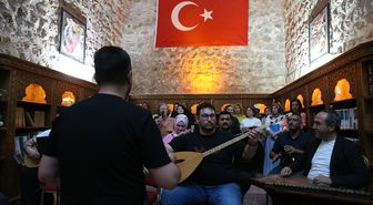 Farklı meslek gruplarından oluşan koro ilk konserine hazırlanıyor