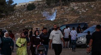 İsrail ordusu Batı Şeria'daki turistik bölgeye gaz bombaları atarak baskın düzenledi