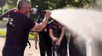 İtfaiyecilik bölümünde mezun olan öğrencilere tazyikli suyla veda