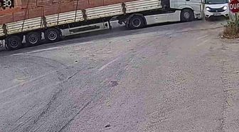Kameralara yansıyan kaza ucuz atlatıldı: Tır, yola kayan kamyonete çarptı