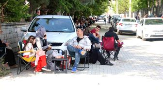 Kamp sandalyeleri piknik için değil, sınav maratonunu beklemek için açıldı