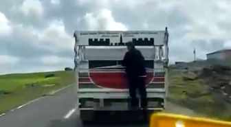 Kamyonete tutunarak kilometrelerce yol aldı