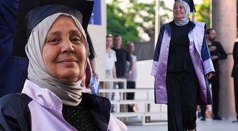 Kanser nedeniyle ara verdiği üniversiteden 38 yıl sonra birincilikle mezun oldu