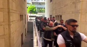 Kapıları koçbaşlarıyla kırdılar, çatı katında uyuşturucu yakaladılar: 79 tutuklama