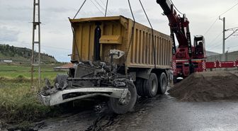 Kayseri'de lokomotifin kamyonla çarpışması sonucu 2 kişi ağır yaralandı
