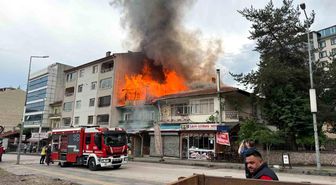 Kızılcahamam'da iki katlı binanın çatısı yandı