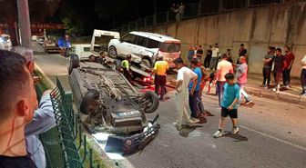Kontrolden çıkan otomobil park halindeki araçlara çarpıp takla attı: 2 yaralı