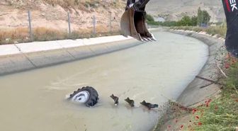 Malatya'da traktör kanala uçtu, sürücü son anda kurtuldu