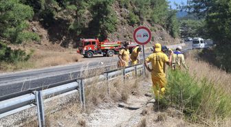Marmaris'te orman yangınlarına karşı yol kenarlarında 'yanıcı madde' temizliği başlatıldı