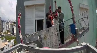 Mersin'de, 8'inci katta iskelede mahsur kalan 3 işçiyi itfaiye kurtardı