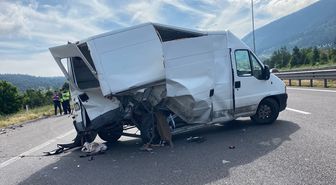 Minibüs ile hafif ticari araç çarpıştı: 5 yaralı