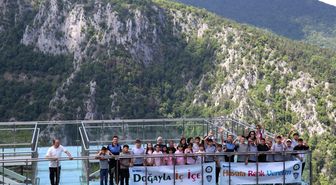 Öğrenciler 450 metre yüksekteki seyir terası ve kanyonu gezdi