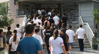 Antalya'da LGS sınavına giren öğrencilerin aileleri heyecanla bekledi