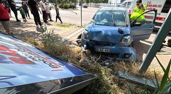 Aksaray'da otomobil kaldırıma çıktı: 2 yaralı
