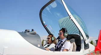 Pilotluk hayalini gerçekleştiren genç kız mezuniyet heyecanını annesiyle gökyüzünde yaşadı