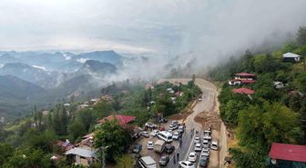 Şiddetli yağış heyelana yol açtı, motosiklet toprak altında kaldı