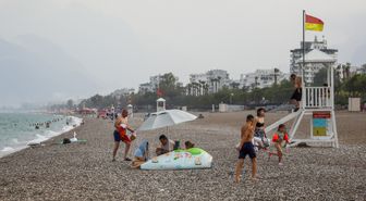 Antalya'da Sıcak Hava ve Yağmur Sürprizi