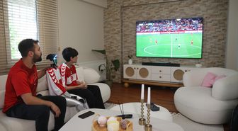 A Milli Futbol Takımı'nın karşılaşmasını robot CANİKMAN ile izlediler