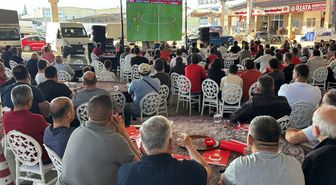 Antalya'da milli maç plajda ve toptancı halinde kurulan dev ekranlardan izlendi