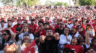 Antalya'da vatandaşlar A Milli Futbol Takımı'nın maçını dev ekrandan izledi