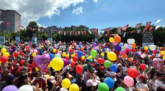 Beylikdüzü'nde kanseri yenen 9 yaşındaki Almira için binlerce balon gökyüzüne bırakıldı