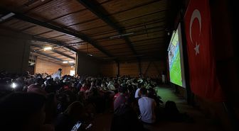 Çanakkale'de A Milli Futbol Takımı'nın maçı dev ekrandan izlendi