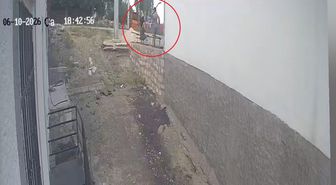 Engelli kızı için rampa isteyen kadına komşunun kürekli saldırısı kamerada; şüpheli tutuklandı