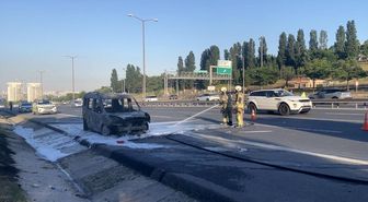 Esenyurt TEM Otoyolu'nda hafif ticari araç alev alev yandı