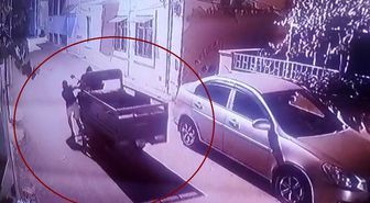 Esnafın motosikletini çalan hırsızlar kamerada