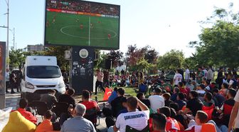 Gaziantep ve çevre illerde vatandaşlar A Milli Futbol Takımı maçını dev ekranlardan izledi