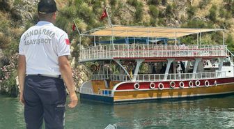 Halfeti'de arızalanıp sürüklenen tur teknesindeki 40 yolcuyu jandarma tahliye etti
