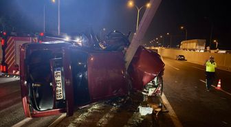 Kahramanmaraş'ta otomobil direğe çarptı: 1'i ağır 2 yaralı