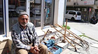 Kaldırımda satışa çıkardığı tarım aletlerini hayırsever iş insanı satın aldı
