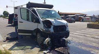 Kavşakta Kırmızı Işık İhlali Yapan Kamyonetle Çarpışan Motosikletin Sürücüsü ve Kardeşi Yaralandı