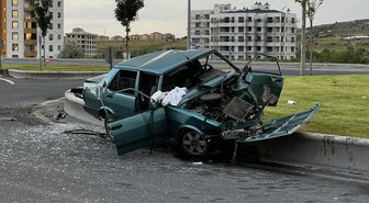 Kayseri'de otomobil refüje çarptı: 4 yaralı