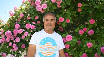 Kayserili gurbetçi memleketine yaptırdığı evin bahçesine 40 çeşit gül dikti