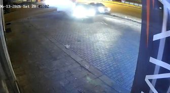 Kaza anı kamerada: İş yerine çarpmaktan son anda kurtuldu