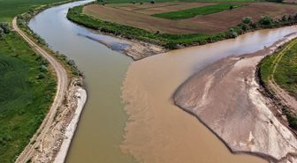 Kızılırmak ile Acısu Irmağı'nın birleştiği noktadaki renk ayrımı dronla görüntülendi