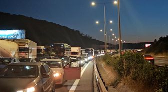 Kuzey Marmara Otoyolu'nda kamyonun çarptığı tabela yola devrildi