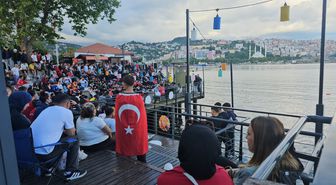 Milli maçı, deniz kenarına kurulan 'dev' ekrandan izlediler