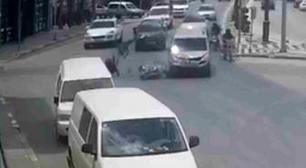 Motosikletteki 2 kişinin ölümden döndüğü kaza kamerada