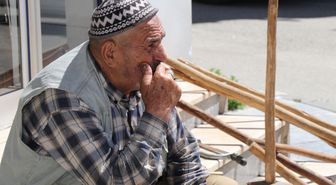 Hayatta kimsesi kalmayınca tarım aletlerini kaldırım kenarında satışa çıkardı