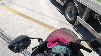 Önüne kıran kamyona çarpmaktan son anda kurtuldu