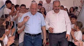 Osmaniye'de 44 yıllık öğretmen çiçekler ve meşalelerle emekliliğe uğurlandı
