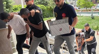 Otomobilin Vites Körüğünde Uyuşturucu Sevkiyatı Yapan 3 Kişi Gözaltına Alındı