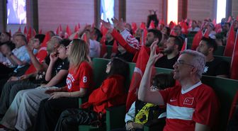 Sağlık çalışanları ve hastalar, A Milli Futbol Takımı'nın maçını hastanede dev ekrandan izledi