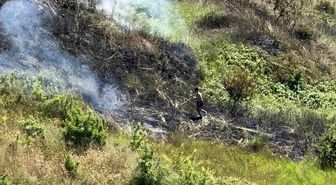 Sahildeki vatandaşlar alevleri görünce kovalarla yangın bölgesine koştu