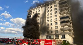 Şanlıurfa'da 10 katlı apartmanda çıkan yangına müdahale ediliyor