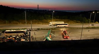 Sarıyer Kuzey Marmara Otoyolu'nda hafriyat kamyonunun çarptığı tabela devrildi; yol trafiğe kapatıldı